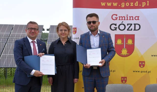 Umowę podpisali: wójt Paweł Dziewit (pierwszy z lewej), minister Anna Moskwa oraz Paweł Borzęcki, prezes lubelskiej firmy.