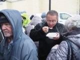 Kardynał Grzegorz Ryś zjadł zupę z ubogimi i bezdomnymi. Dzień Ubogich w Łodzi