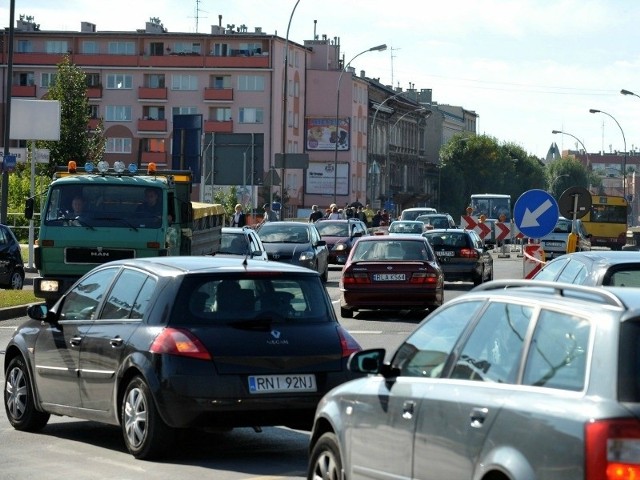 Ul. Lwowska w Rzeszowie. To przez wykopy w tym miejscu w korkach kierowcy stoją w całym centrum miasta.