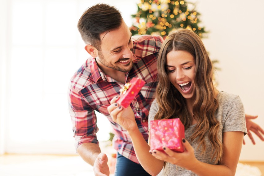 Prezent na święta dla żony. Boże Narodzenie 2021 – jaki podarunek wybrać pod choinkę?