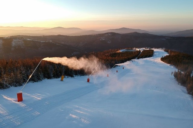 W sobotę 14.12 rano zacznie się sezon w Szczyrku, w ośrodku Szczyrk Mountain Resort. Naśnieżanie trwa od kilku dni