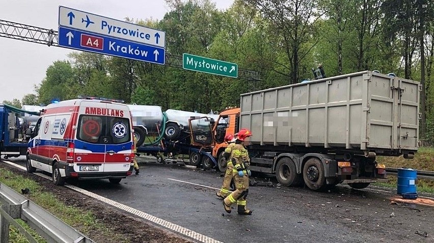 Wypadek ciężarówek na autostradzie A4 w Mysłowicach zablokował przejazd. Kierowca nie rejestrował godzin jazdy, kłopot był też z ładunkiem