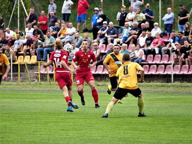 W jednym z czwartkowych półfinałów, Mechanik Bobolice (żółto-czarne stroje) podejmował Gwardię Koszalin.