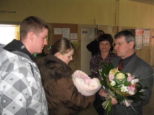 Rodzice Amelii - Paulina Kowzan i Jarosław Motyl odbierają kwiaty oraz gratulacje od wiceburmistrza Franciszka Wołowicza.