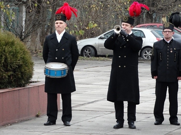 Katastrofa w kopalni Halemba: Kwiaty i znicze w 8 lat po tragedii. Wyroku nadal nie ma [ZDJĘCIA]