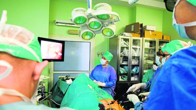 Lekarze z Kliniki Chirugii Ogólnej i Endokrynologii Uniwersyteckiego Szpitala Klinicznego podczas operacji laparoskopowych w technice 3D. Jeden z tematów kongresu to rozwój innowacji w sektorze medycznym.