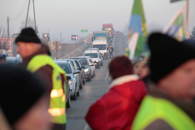 Przeciwnicy powiększenia Opola blokowali drogę w Czarnowąsach 5 grudnia.