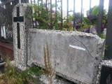 Na cmentarzu na Kurczakach w Łodzi groby są "do zabrania"! Tajemnicze kartki na grobach [zdjęcia]