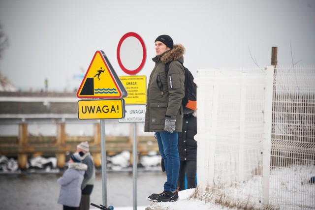 W niedzielę do Ustki zjechali się amatorzy morsowania z całego regionu. Odbył się tam I Zlot Morsów "Morsy na Fali". Uczestnicy ruszyli paradą z Bunkrów Bluchera, przeszli kładką do usteckiego portu, tam zaczęła się wspólna rozgrzewka, a potem kąpiel. Na koniec uczestnicy zrobili sobie wspólnie pamiątkowe zdjęcie. Impreza odbyła się pod patronatem Burmistrza Miasta Ustka i Starosty Słupskiego. Zobaczcie zdjęcia. I Zlot Morsów "Morsy na Fali" w Ustce [WIĘCEJ ZDJĘĆ] >>>