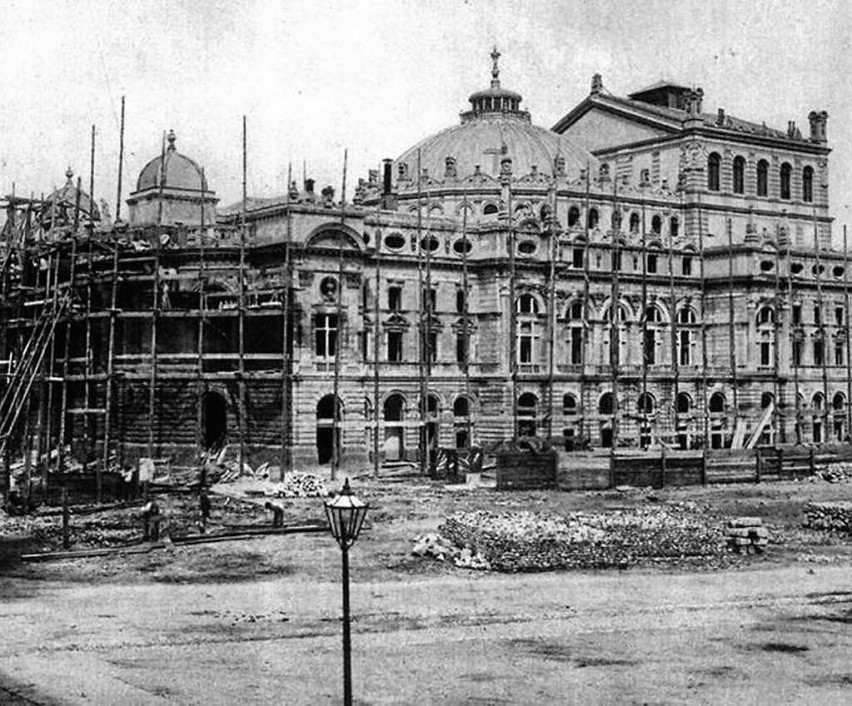 Teatr Słowackiego w trakcie budowy. Rok 1892. Mieszkańcy...