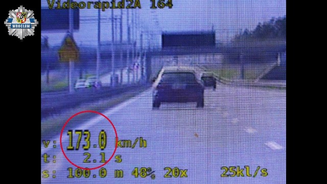 Kierująca 22-latka pędziła AOW z prędkością 173 km/h. Dodatkowo nie zachowała odpowiedniego odstępu od poprzedzającego pojazdu. Została ukarana przez patrol grupy SPEED wysokim mandatem.