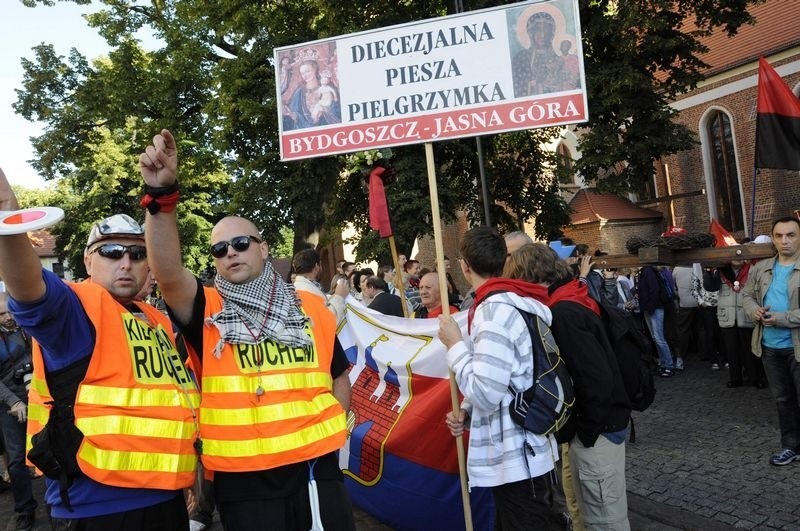 Pobudka o 4.30 i w drogę! Pielgrzymi z Bydgoszczy wyruszyli na Jasną Górę [zdjęcia]