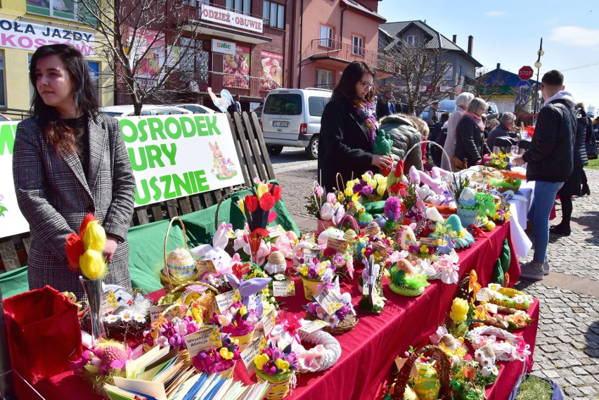 Kolorowy Kiermasz Wielkanocny w Łopusznie zorganizowany wspólnymi siłami gminy i parafii  [ZDJĘCIA, WIDEO]