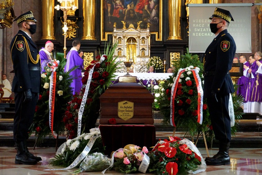 Trumna z ciałem księdza infułata Grzegorza Pawłowskiego została złożona na cmentarzu w Izbicy. Zobacz zdjęcia z uroczystości