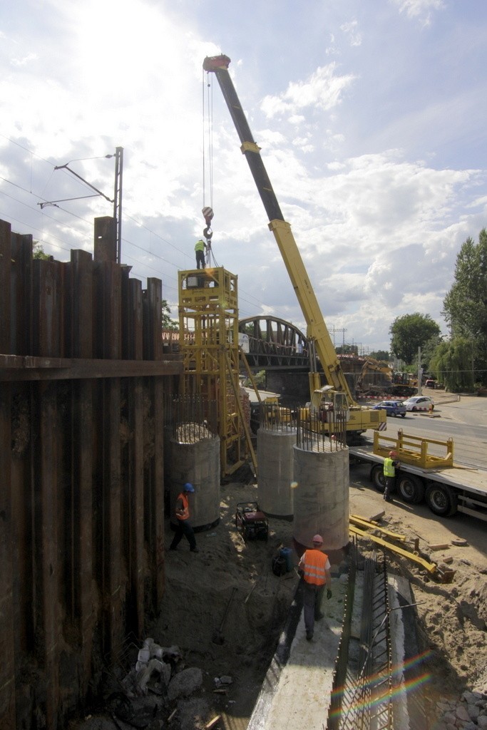 Wrocław: Stawiają betonowe pale pod nowy wiadukt na Grabiszyńskiej (ZDJĘCIA)