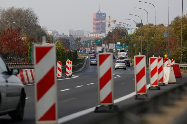 Z uwagi na to, że budowa estakady katowickiej przyspieszyła, na to zadanie zabezpieczono w przyszły roku 30 mln zł. Natomiast jeszcze w tym postanowiono przeznaczyć o 2 mln zł więcej na utrzymanie bieżące dróg.