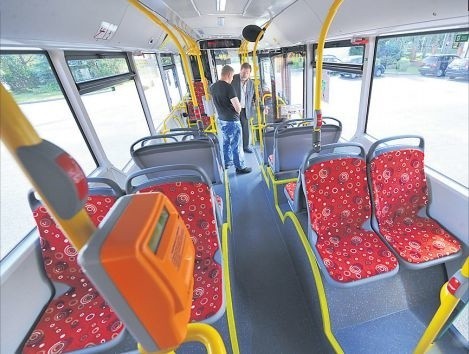 Nowe autobusy są dostosowane do potrzeb osób niepełnosprawnych. Mają też klimatyzowaną kabinę pasażerską.