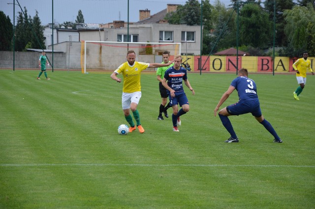 Strzelec jedynego  gola dla Falubazu Wojciech Okińczyc w akcji,  obok obrońcy Warty   Patryk Nidecki  i Patryk Grzywaczewski