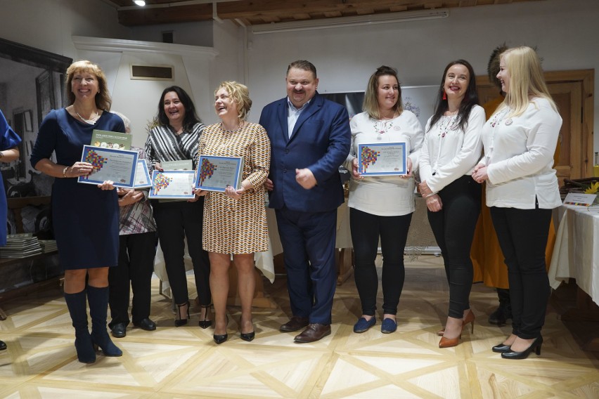 Laureatkom w imieniu zarządu województwa nagrody wręczył...