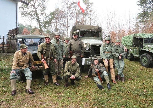 Grupa rekonstruktorów spod Radomia i ich pojazdy.