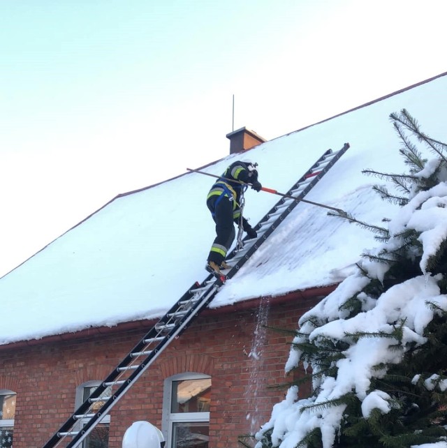 Zwisające sople i zgromadzony na dachu szkoły śnieg w Dąbrówce koło Bytowa zagrażał bezpieczeństwu dzieci. Strażacy natychmiast ruszyli do akcji.