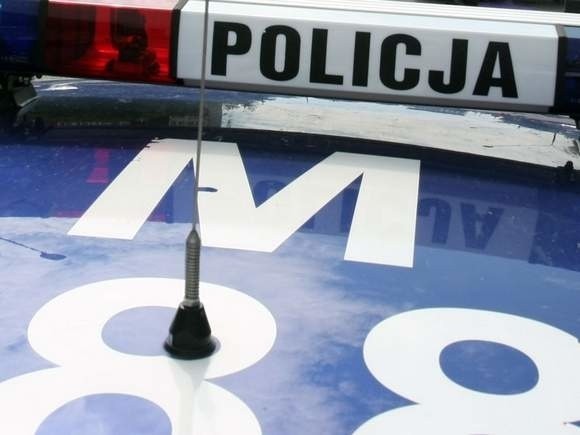 Uszkodzeniem lakieru na policyjnym radiowozie skończyła się próba kierowcy ze Szczecinka przeciśnięcia się swoim pojazdem na wąskiej uliczce.
