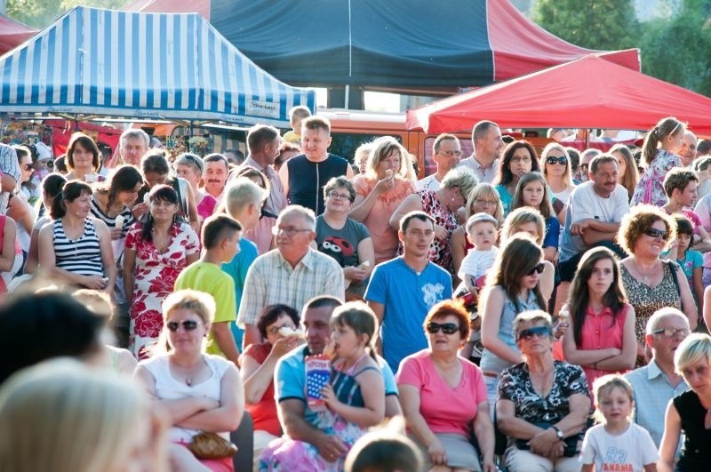 Tłum ludzi bawił się na festynie w Sobkowie.