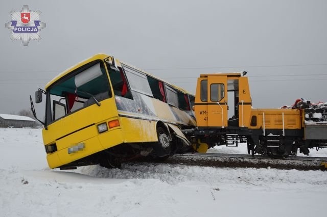 Wypadek szkolnego autobusu na przejeździe kolejowym w Suścu. 12 dzieci rannych