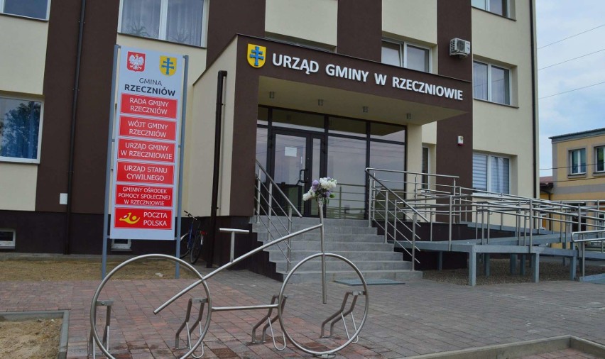 Zmodernizowany budynek Urzędu Gminy w Rzeczniowie.