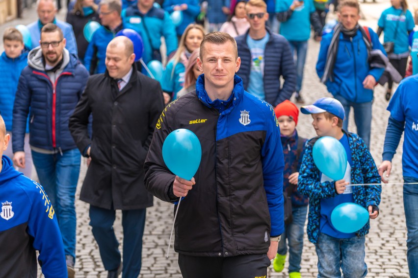 Nowy Sącz. Niebieski marsz dla ludzi z autyzmem przeszedł ulicami miasta ZDJĘCIA