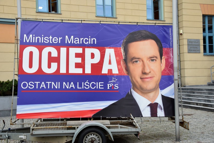 Baner Marcina Ociepy przed gmachem Collegium Maius UO na pl....