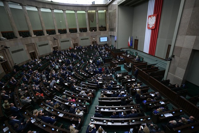 Sondaż: Gdyby wybory odbyły się w listopadzie, do urn poszłoby 58 proc. Polaków.