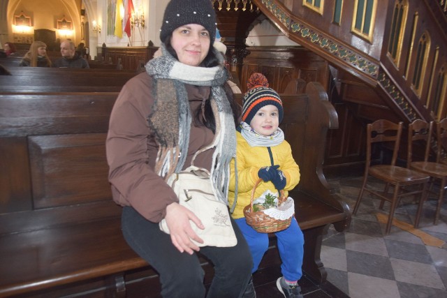 Dużo osób przyszło w Wielką Sobotę do kościoła pod wezwaniem Jana Chrzciciela na Mieście Kazimierzowskim w Radomiu, aby poświęcić pokarmy na wielkanocny stół.