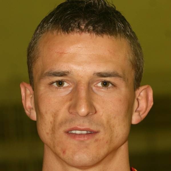 Łukasz Szymoniak jest obrońcą, w ekstraklasie rozegrał dwa mecze.