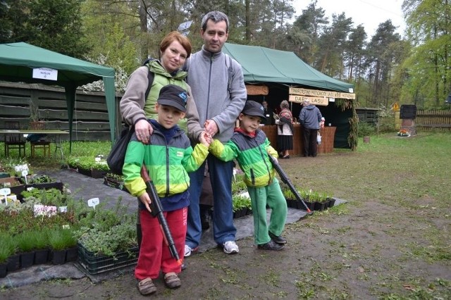 - Przyjechaliśmy z warszawy z synami &#8211; mówili Grzegorz i Maja z synami Oskarem i Grzegorzem. &#8211;Wybieramy się też na turniej rycerski do Iłży, lubimy imprezy w plenerze.