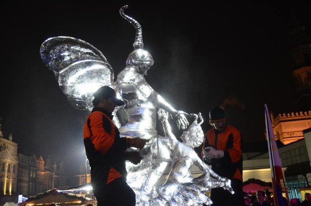 W ten weekend w Poznaniu będzie się sporo działo. Odbędzie się m.in. festiwal rzeźb lodowych, a także koncerty muzycznych gwiazd - m.in. Agnieszki Chylińskiej i zespołu Pidżama Porno. Co jeszcze ciekawego? Zobaczcie naszą rozpiskę wybranych wydarzeń ----->Rozświetlenie choinki na Starym Rynku w Poznaniu - zobacz wideo: