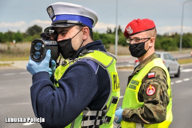 Policjanci prowadzą pomiar prędkości w ramach akcji "Kaskada".