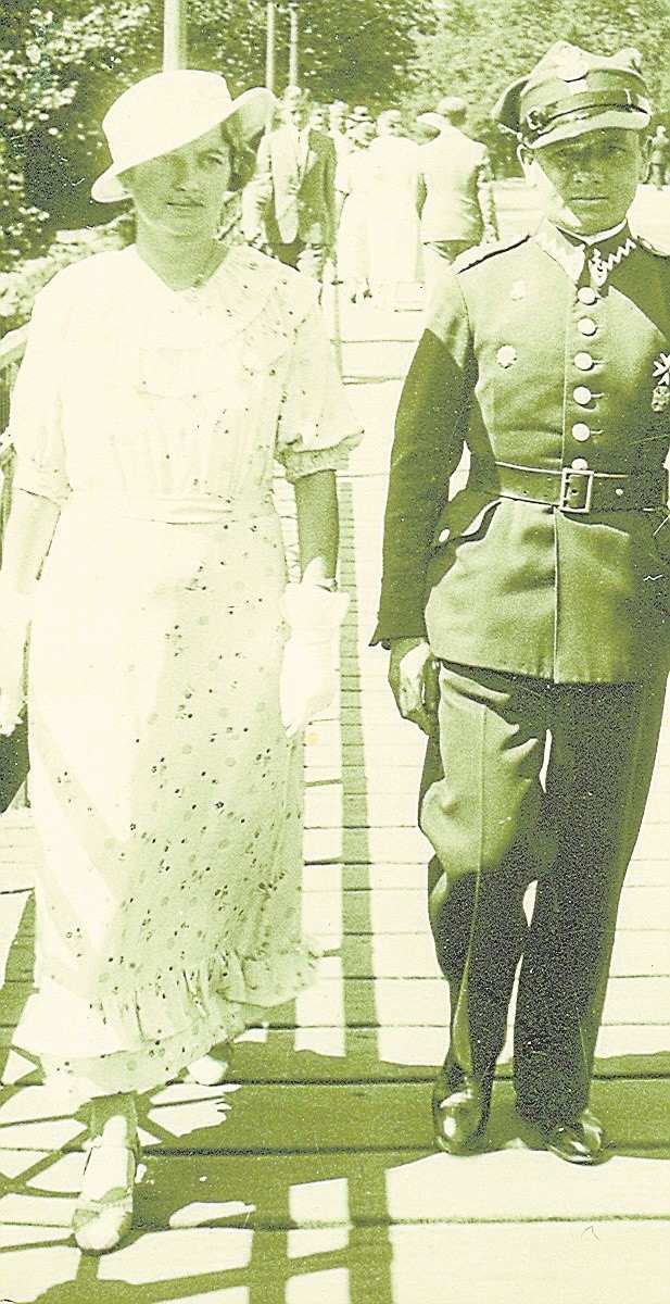 Zofia Sajdak (w eleganckiej sukni) z mężem Rudolfem.