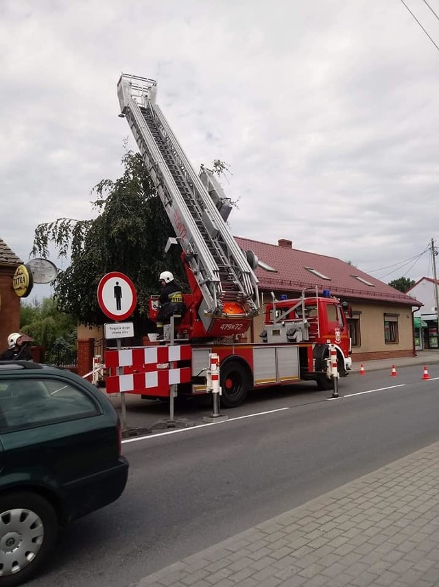 Jeden z budynków stojący przy ul. Kaliskiej w Praszce grozi zawaleniem.