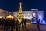 Choinka w Wiśle już rozświetlona, miasto wieczorem lśni pięknymi dekoracjami. Pojawił się także błyszczący niedźwiadek