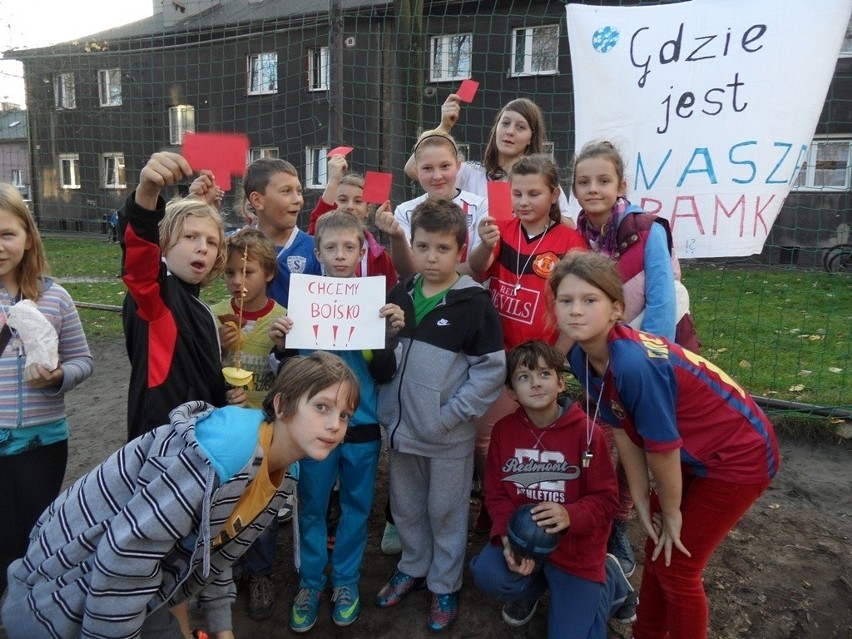 Świętochłowice: Mieszkańcy os. Ustronie protestują. "Chcemy boiska!" [ZDJĘCIA]