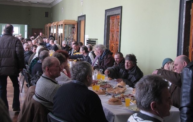 Wielkanocne śniadanie dla ubogich w WDK