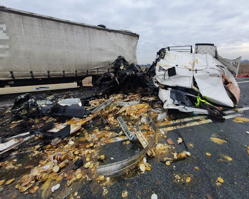 Wypadek na drodze krajowej numer 73. W Ratajach Słupskich zderzyły się dwie ciężarówki. Kierowca jednej z nich nie żyje 