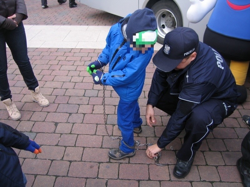 Atrakcja od łódzkiej policji: zakuwanie dzieci w kajdany! [zdjęcia]