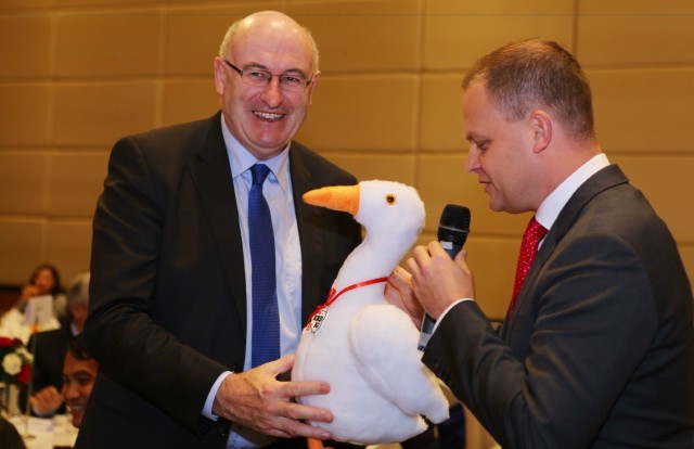 Polska gęsina promowana w Wietnamie. I to jakDyrektor KRD-IG wręczył Komisarzowi Philowi Hoganowi maskotkę w kształcie białej gęsi, będącą symbolem obecności polskiego i europejskiego drobiu na rynku wietnamskim