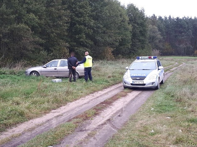 Uciekinier, łamiąc szereg przepisów, pędził z prędkością przekraczającą nawet 200 km/h. W końcu pozostawił swój samochód i zaczął uciekać pieszo przez pola i bagna