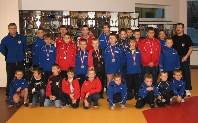 Ekipa zapaśników Czarnych Połaniec ze swoimi trenerami &#8211; Tadeuszem Szkwarkiem (z prawej) i Henrykiem Skotnickim.