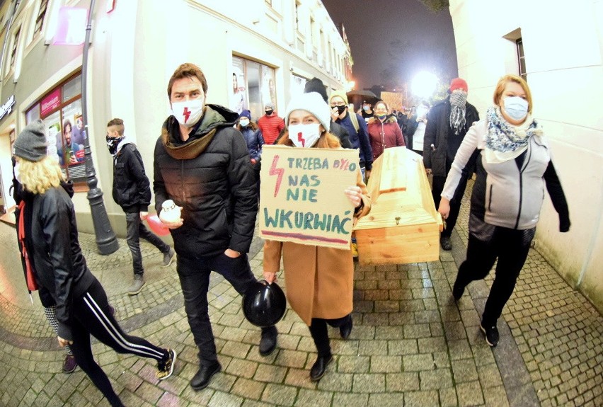 Pogrzeb praw kobiet w Zielonej Górze. Ulicami miasta...