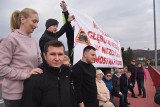 Mieszkańcy Połomi protestują przeciwko przebiegowi trasy kolejowej do CPK. "Chcemy tu mieszkać, chcemy tu żyć, torów tu nie może być!" 