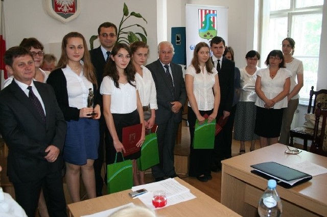 Najzdolniejsi gimnazjaliści w gminie Nisko odebrali nagrody na sesji.
